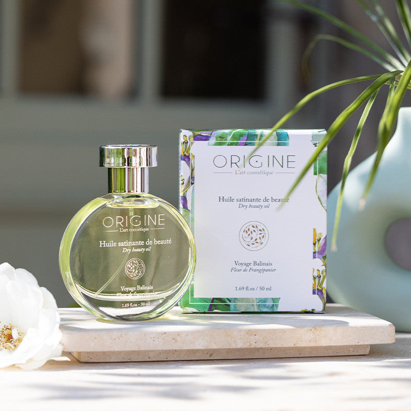 Huile satinante de beauté Fleur de frangipanier Voyage Balinais, 50 ml, parfum floral et solaire; flacon rond et boîte.