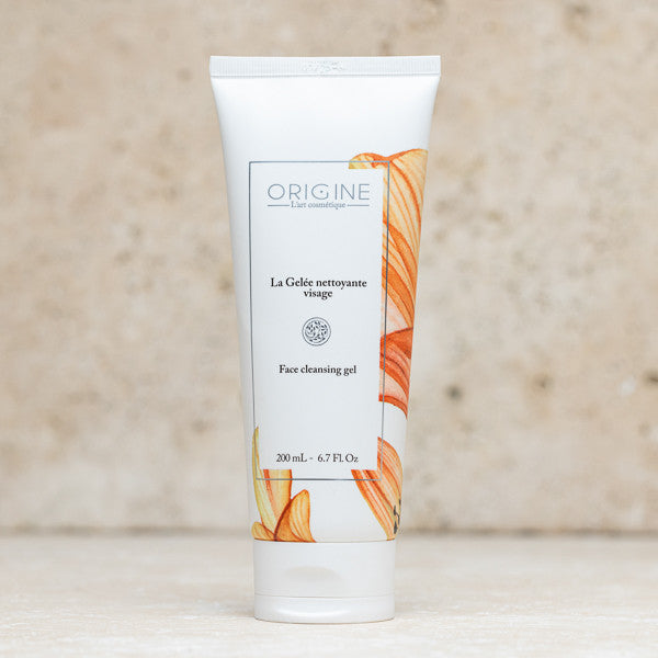 La gelée nettoyante pour le visage