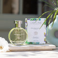 Huile satinante de beauté Fleur de frangipanier Voyage Balinais, 50 ml, parfum floral et solaire; flacon rond et boîte.